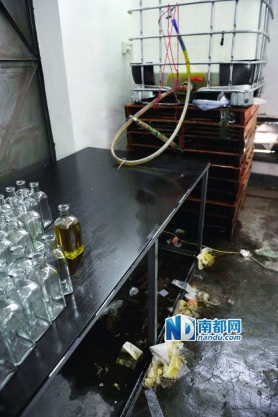 倉庫內橄欖油過濾加工區衛生很差，地上全是油污。