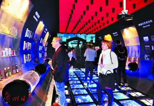 逾百名中外紀錄片專業人士參觀珠江——英博國際啤酒博物館。