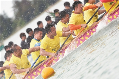 端午節劃龍舟是一項傳統習俗。