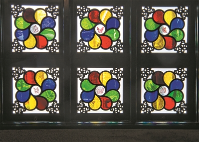 “蝶戀花”滿洲窗。每一扇窗芯上的蝴蝶形態都各具特色。