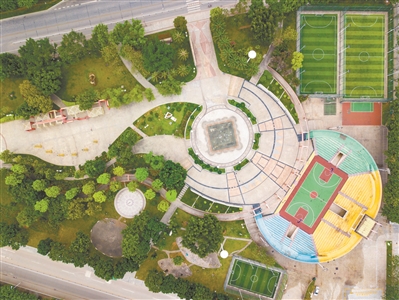 鐘村鎮文化廣場是附近居民創造歡樂記憶的場所。