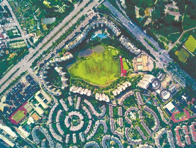 南國奧林匹克花園，大片的綠地，讓人們既能運動，也能放空自己。