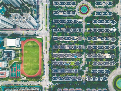 祈福新村體育場，弧形的設計在整齊的樓宇中開辟出一片舒適的空間。