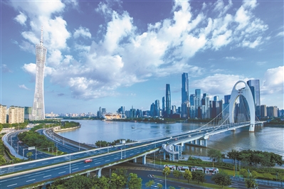 清晨,天空湛藍(lán),映照在珠江之上,水天一色。