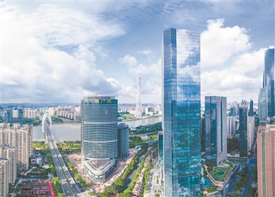 臨江大道,大樓的玻璃幕墻幾乎和藍(lán)天融為一體。