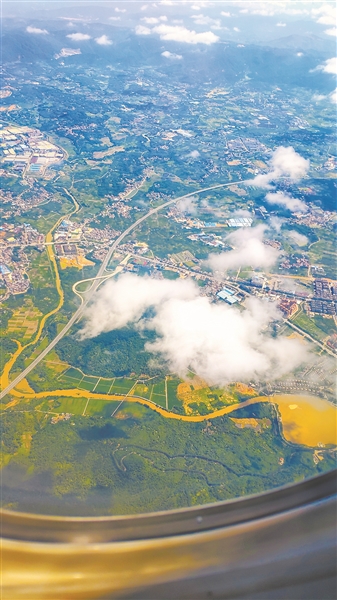 航拍廣州,白云朵朵。