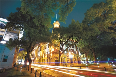 沙面島，匯豐銀行，在夜色中仿佛訴說著“一口通商”的歲月。