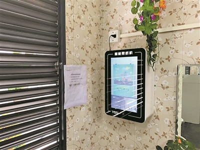 沙面南街的廁所里有刷臉取紙機(jī)。