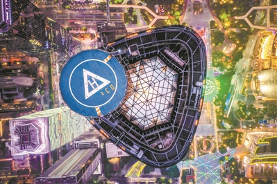 西塔高432米,樓頂直升機(jī)坪是它的特色。