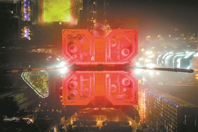 中信廣場高391米,俯瞰樓頂,猶如優(yōu)美的中國風(fēng)符號。