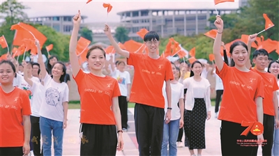 大學生揮舞國旗高歌歡慶國慶。