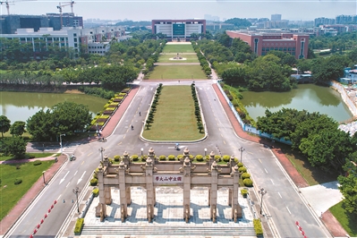 “國立中山大學(xué)”牌坊是大學(xué)城極具標(biāo)志性的景觀之一。