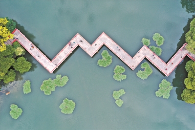 東山湖公園九曲橋是廣州知名的人文景點。