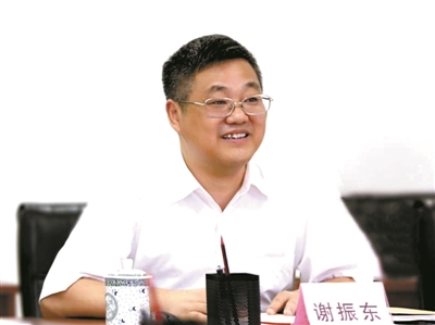 工作不僅僅是謀生的手段，更應成為提升自身專業素養的平臺。 ——謝振東