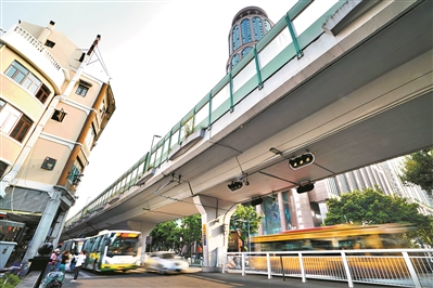 人民南路新中國(guó)大廈對(duì)出路面交通順暢。