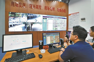 人民南地區(qū)（越秀）社會(huì)治理工作站，工作人員正在調(diào)度臺(tái)監(jiān)控路面情況。