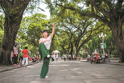人民公園綠樹成蔭,市民經(jīng)常在此鍛煉休憩。