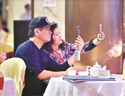 茶客欣賞表演,同時自娛自樂,就這樣,享受著夜間繽紛的時光。