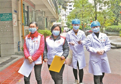 海珠區赤崗街社區衛生服務中心的醫務人員上門探訪居家隔離的居民。 海珠區赤崗街社區衛生服務中心的醫務人員上門探訪居家隔離的居民。