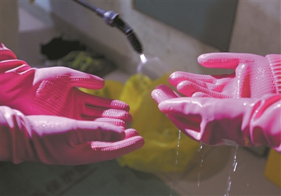 消毒完成后,工作人員對自己的雙手消毒。 消毒完成后,工作人員對自己的雙手消毒。