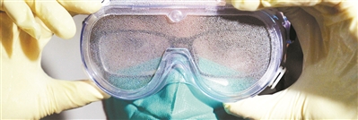 對廣州一確診病例的住處消毒后,市疾控中心工作人員的防護鏡里布滿一層厚重的霧氣。 對廣州一確診病例的住處消毒后,市疾控中心工作人員的防護鏡里布滿一層厚重的霧氣。