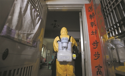 工作人員背著重達15公斤以上的機器,對確診病例屋里物品進行細致消毒。 工作人員背著重達15公斤以上的機器,對確診病例屋里物品進行細致消毒。