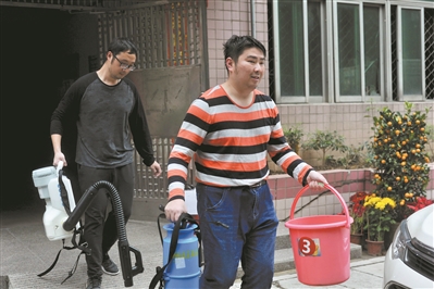 消毒完的工作人員汗流浹背,渾身濕透。 消毒完的工作人員汗流浹背,渾身濕透。