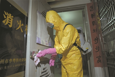 對確診病例的住處消毒,門鎖是消毒的重點,工作人員一點也不能馬虎。 對確診病例的住處消毒,門鎖是消毒的重點,工作人員一點也不能馬虎。