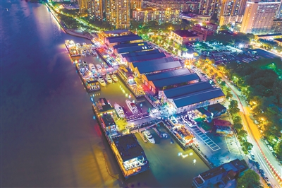 傳統(tǒng)和現(xiàn)代碰撞、歷史與現(xiàn)實(shí)交織,改造后的永慶坊已成為兼具“西關(guān)風(fēng)味”與“現(xiàn)代時(shí)髦”的代表。 傳統(tǒng)和現(xiàn)代碰撞、歷史與現(xiàn)實(shí)交織,改造后的永慶坊已成為兼具“西關(guān)風(fēng)味”與“現(xiàn)代時(shí)髦”的代表。