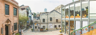 傳統(tǒng)和現(xiàn)代碰撞、歷史與現(xiàn)實(shí)交織,改造后的永慶坊已成為兼具“西關(guān)風(fēng)味”與“現(xiàn)代時(shí)髦”的代表。 傳統(tǒng)和現(xiàn)代碰撞、歷史與現(xiàn)實(shí)交織,改造后的永慶坊已成為兼具“西關(guān)風(fēng)味”與“現(xiàn)代時(shí)髦”的代表。