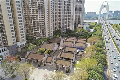 獵德村高聳的復(fù)建房與傳統(tǒng)的鑊耳屋建筑群交相輝映。 獵德村高聳的復(fù)建房與傳統(tǒng)的鑊耳屋建筑群交相輝映。