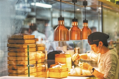 點心的制作,除了保持傳統風味以外,也增加了不少新概念,以吸引年輕人 點心的制作,除了保持傳統風味以外,也增加了不少新概念,以吸引年輕人