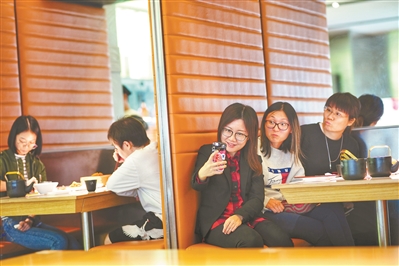 很多年輕人選擇喝夜茶談天,或者與家人歡聚,為夜茶增添了生猛鮮活的味道。 很多年輕人選擇喝夜茶談天,或者與家人歡聚,為夜茶增添了生猛鮮活的味道。