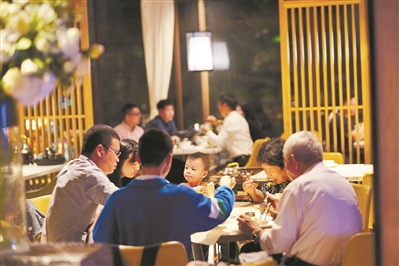 很多年輕人選擇喝夜茶談天,或者與家人歡聚,為夜茶增添了生猛鮮活的味道。 很多年輕人選擇喝夜茶談天,或者與家人歡聚,為夜茶增添了生猛鮮活的味道。