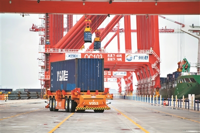 應用北斗導航系統的無人駕駛IGV車,穿梭在廣州港南沙港區四期碼頭。.jpg