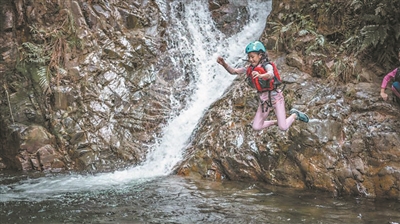 跳入水潭,在溯溪中鍛煉膽量。.jpg