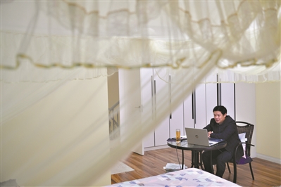 一家三口為了互不干擾,周池平獨自躲在房間,為學生上網課。 一家三口為了互不干擾,周池平獨自躲在房間,為學生上網課。