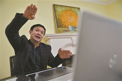 周池平化身為網絡主播,在電腦前上高一物理課。 周池平化身為網絡主播,在電腦前上高一物理課。