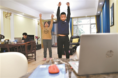 每天下午4點20到5點是居家鍛煉時間,體育老師會在線給學生上體育課。 每天下午4點20到5點是居家鍛煉時間,體育老師會在線給學生上體育課。