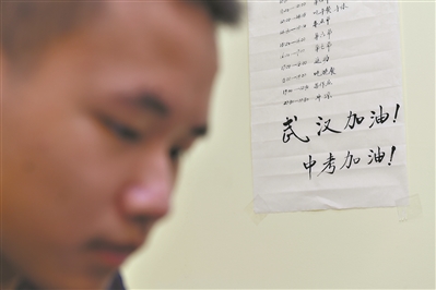 周育卓今年初三,在家里的作息跟學校的幾乎相同。 周育卓今年初三,在家里的作息跟學校的幾乎相同。