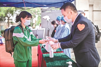 14日,越秀區二沙島育才學校為復課舉行應急演練活動。 14日,越秀區二沙島育才學校為復課舉行應急演練活動。