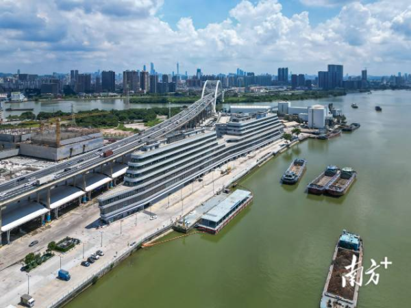 黃沙水產中心坐落于荔灣東沙街沙洛龍灣街188號，遠看像一艘停靠在碼頭的 “水產航母”。